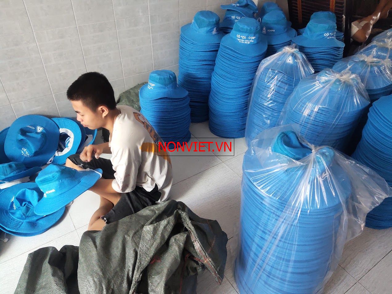 Đóng cây nón tai bèo giao khách hàng